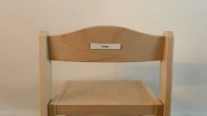 Houten stoel met EduTag ladehouders en naam Liam