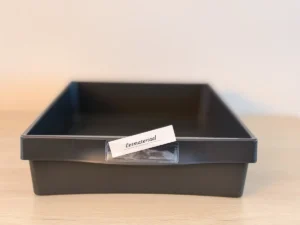 Zwarte lade met ingeschoven labels