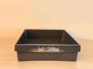 Zwarte lade met transparant label